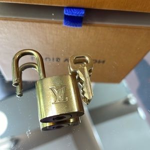 Louis Vuitton lock and key #322
With Non-Branded GoldPlated 20in Chain